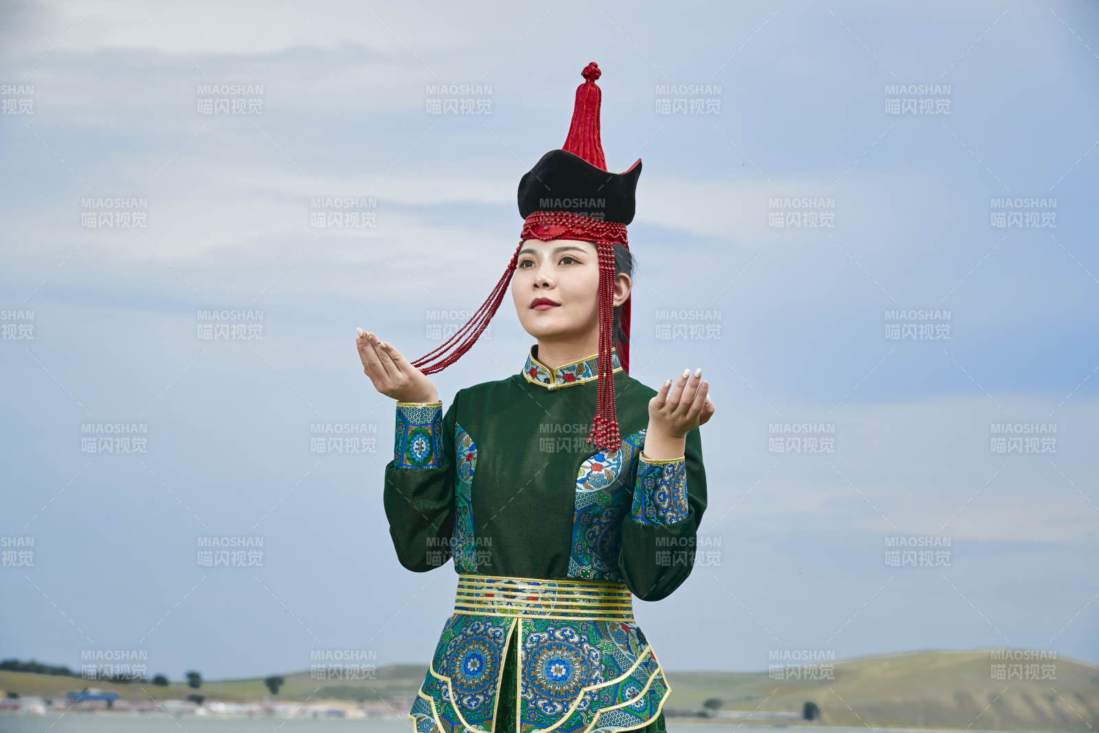 草原上身穿豪華蒙古族服飾的蒙族少女