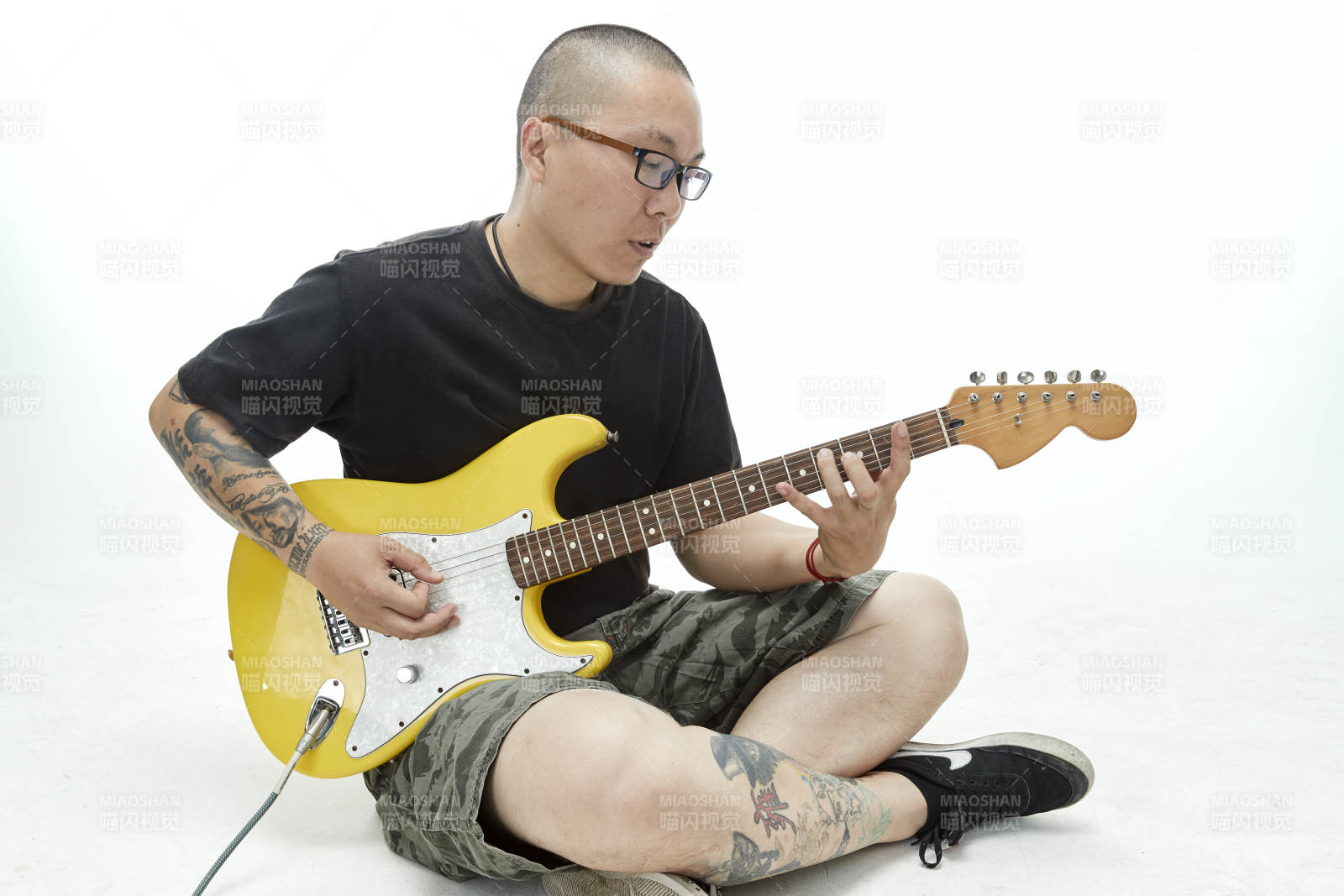 手持電吉他展示演奏的亞洲男性搖滾樂手人像