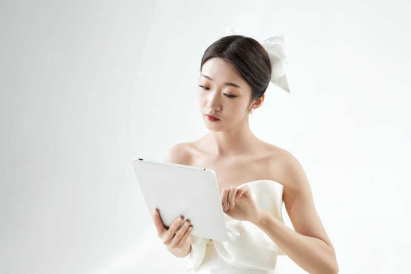 沉浸在网络恋爱世界的亚洲女性