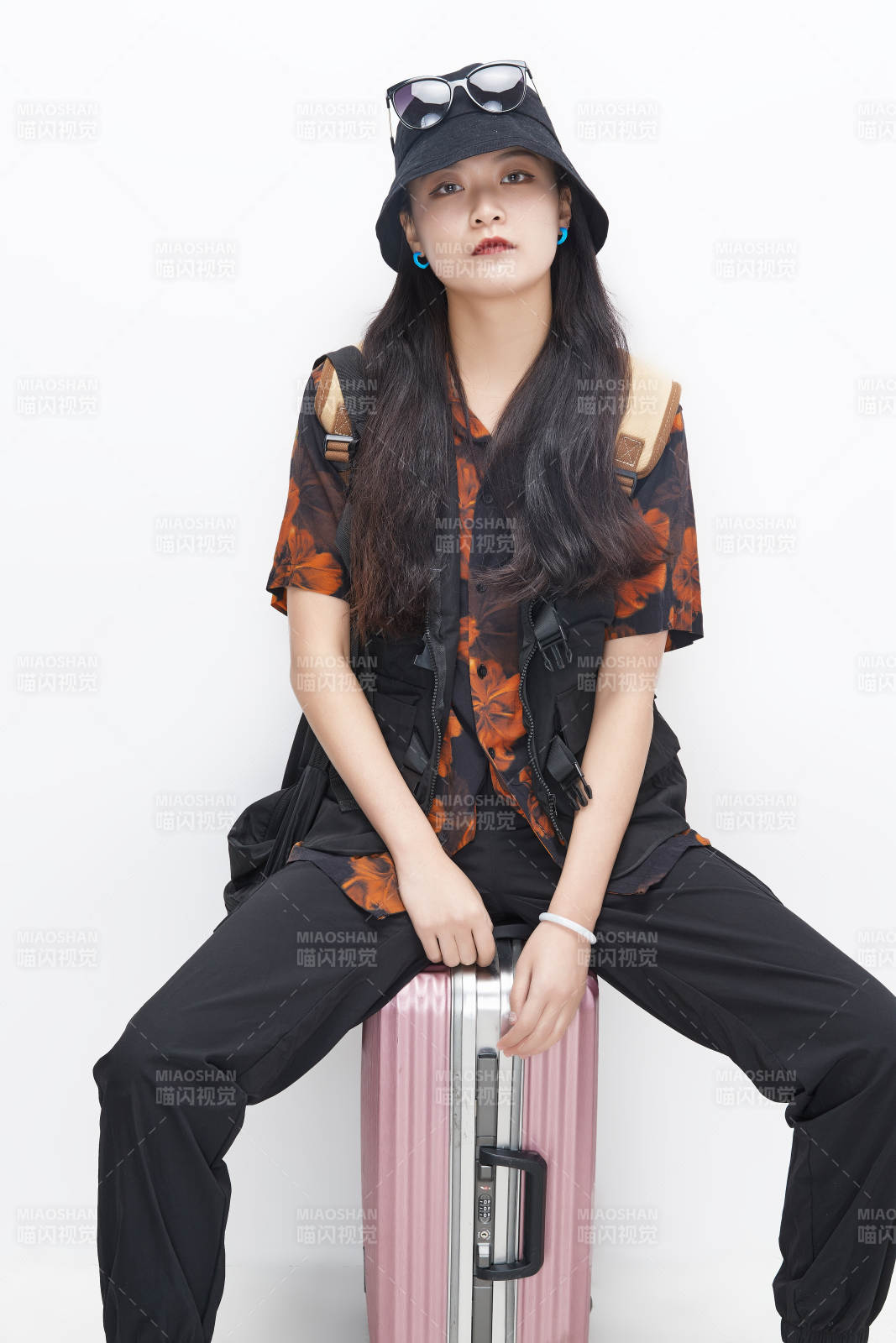 白色背景下準(zhǔn)備出發(fā)旅行的美麗東方女大學(xué)生