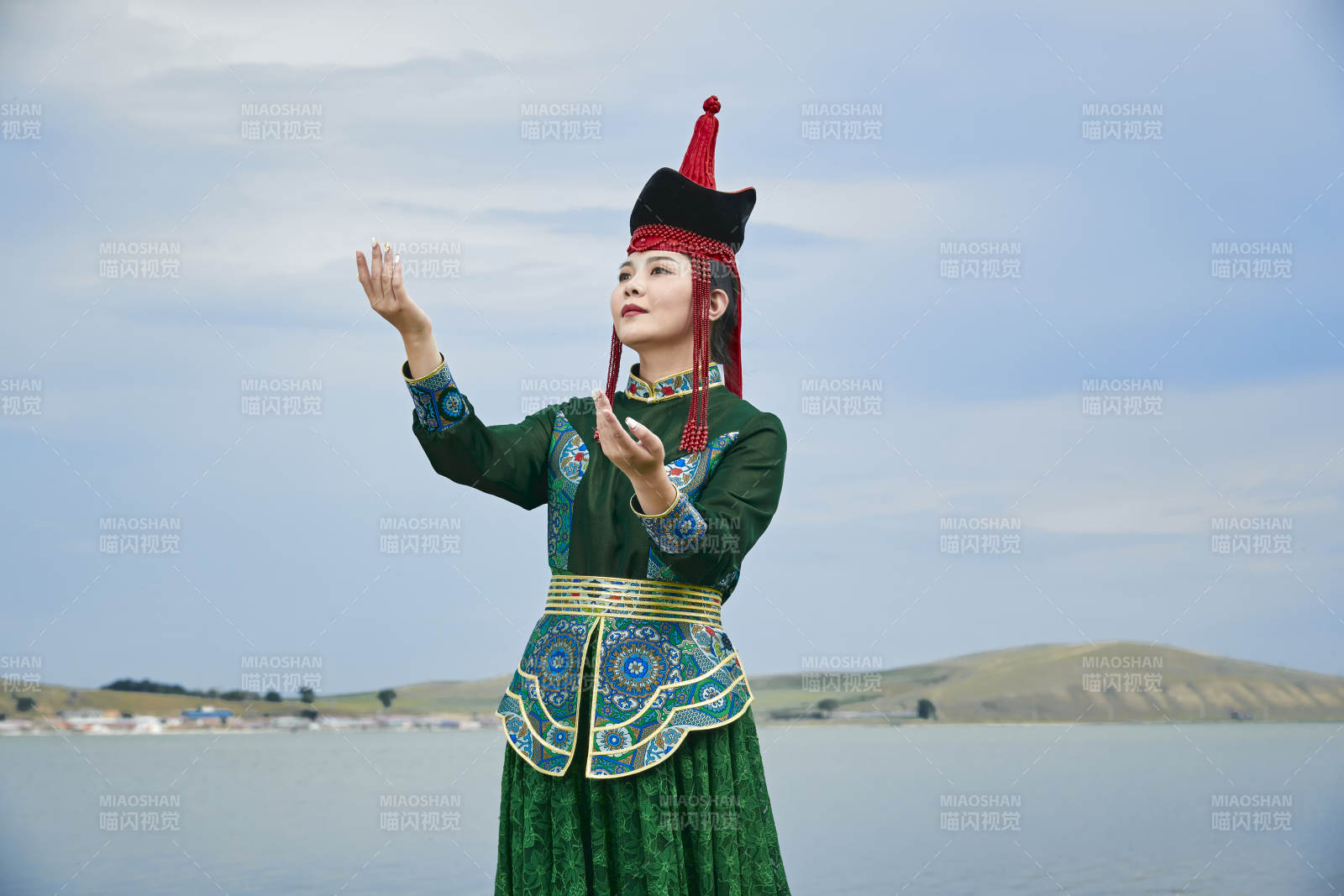 草原上身穿豪華蒙古族服飾的蒙族少女