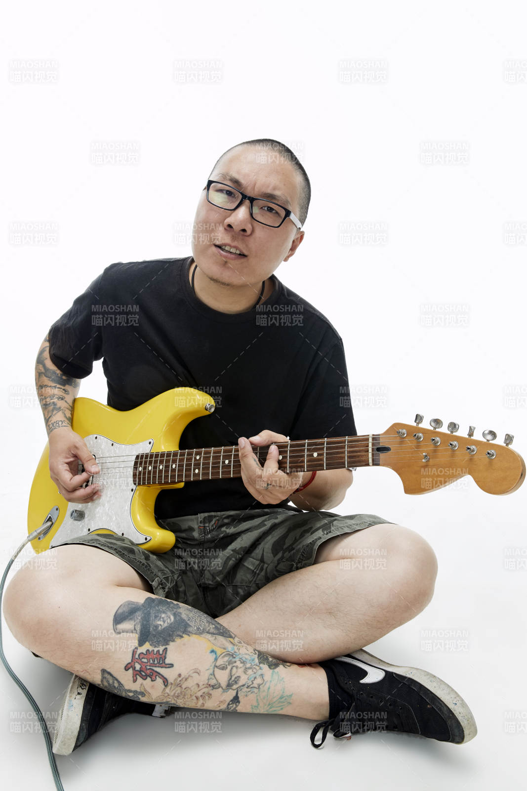 手持電吉他展示演奏的亞洲男性搖滾樂手人像