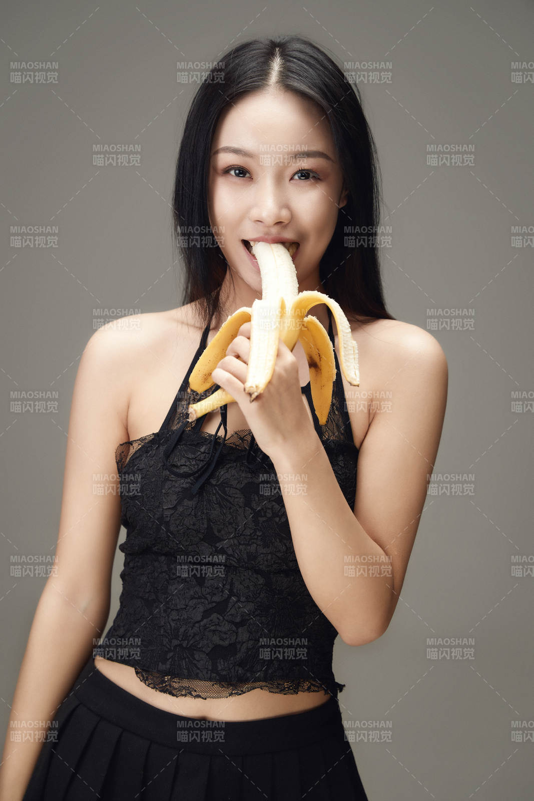 吃水果的亚洲东方长发少女