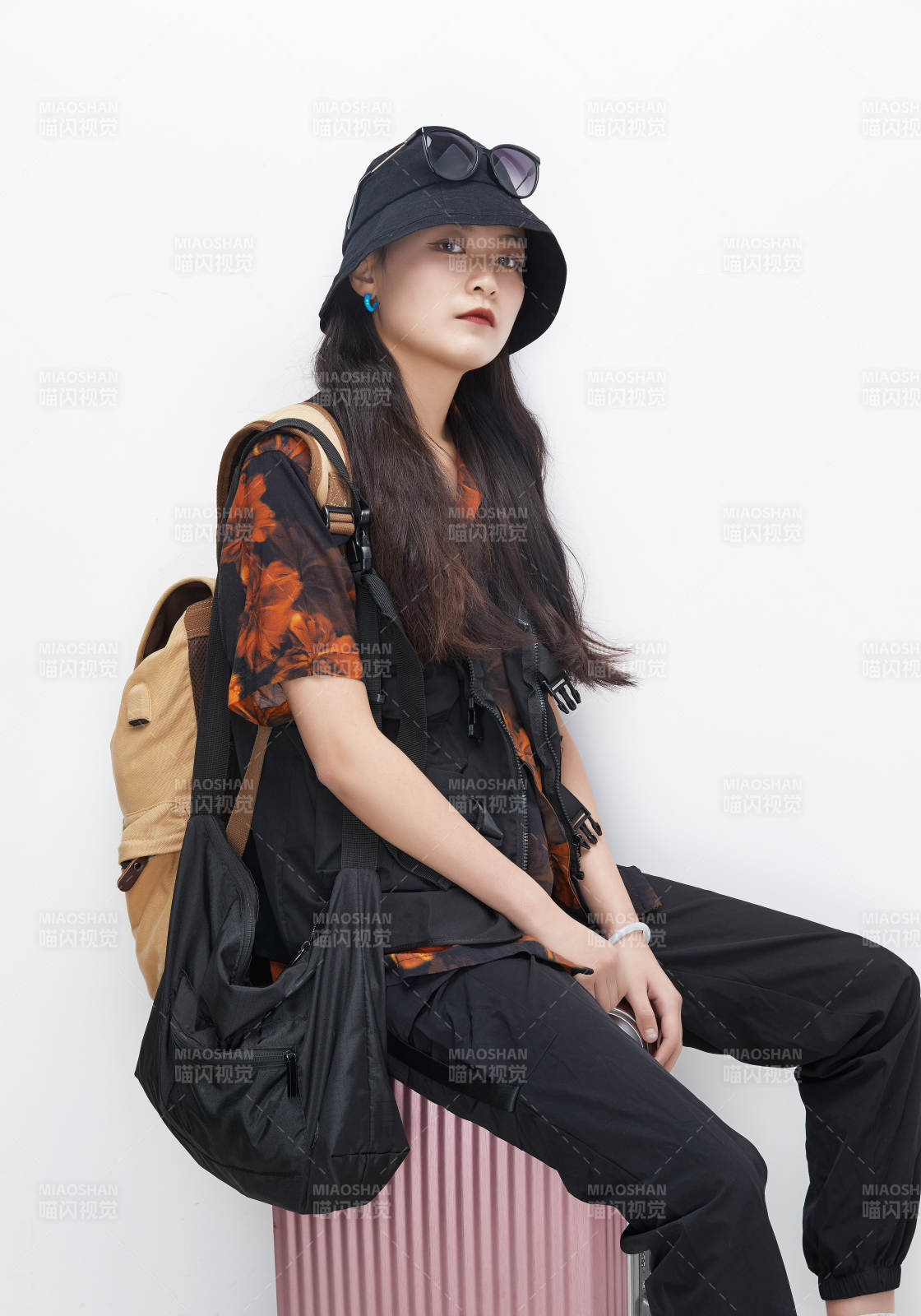 白色背景下準備出發旅行的美麗東方女大學生