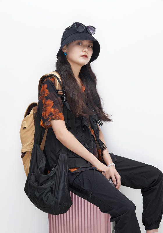 白色背景下准备出发旅行的美丽东方女大学生