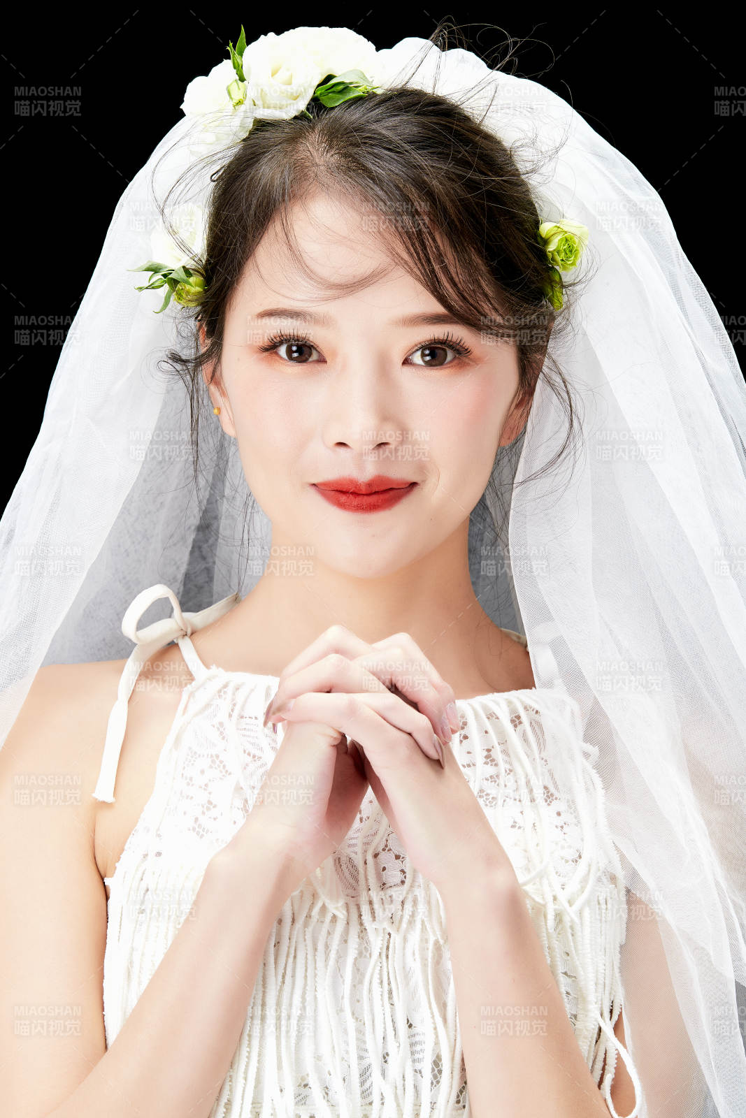 黑色背景下的美妝新娘彩妝人像