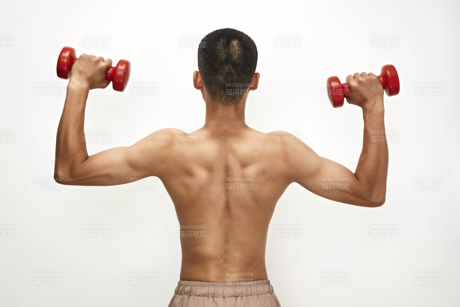 使用哑铃进行健身锻炼的亚洲男性