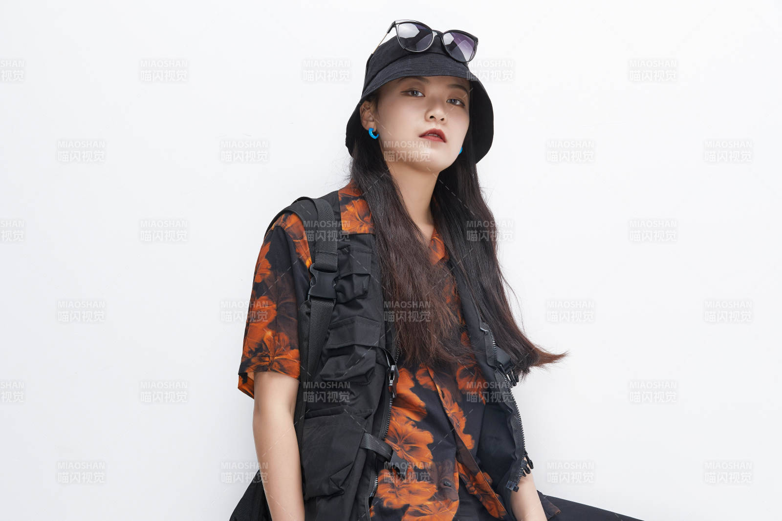 白色背景下準備出發旅行的美麗東方女大學生