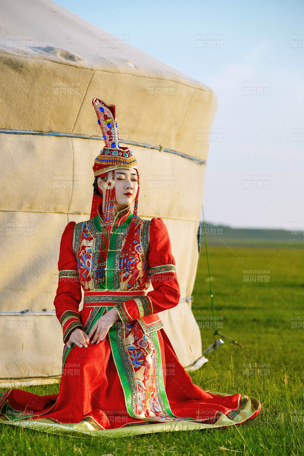 草原上穿着蒙古族传统服饰的亚洲年轻美少女图片