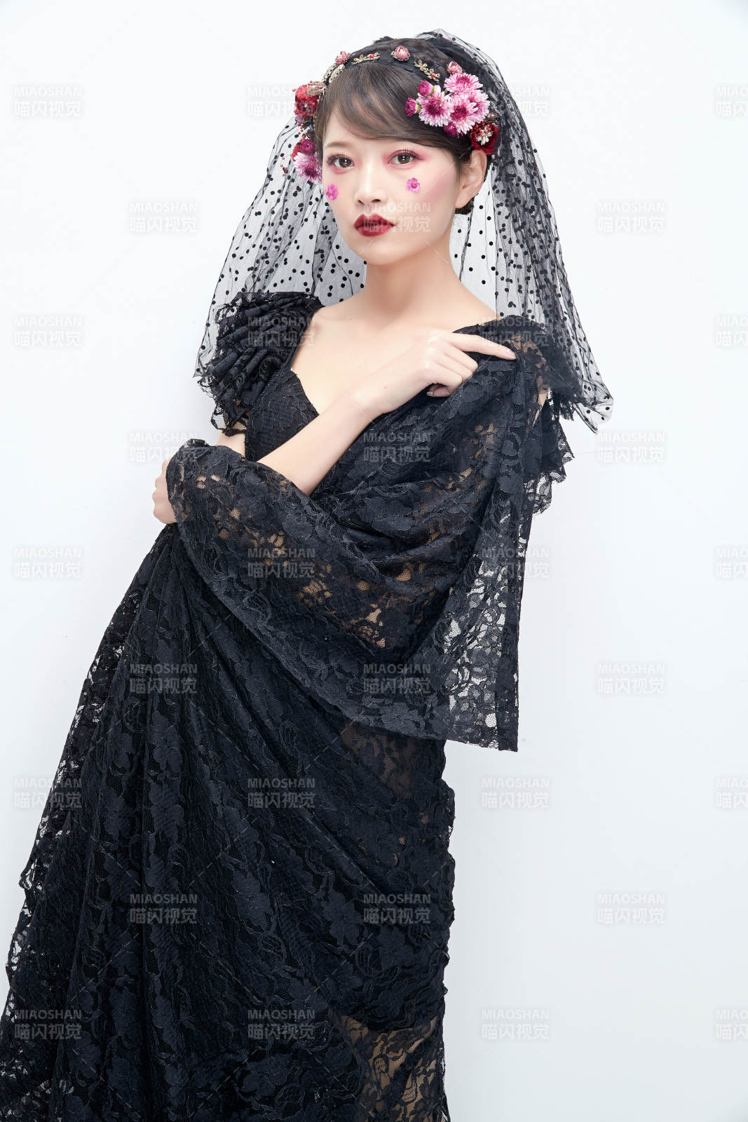 白色背景下的新娘彩妝美女人像