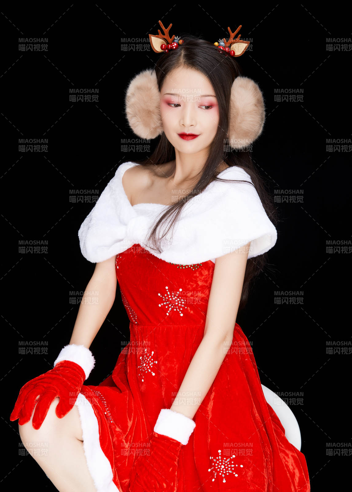 身穿圣誕服飾手提購物袋性感可愛的圣誕女郎