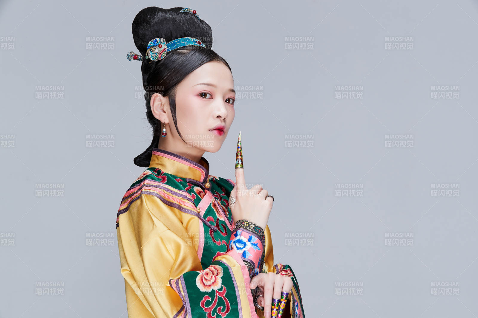 白色背景下的清代女性古装造型清朝古装