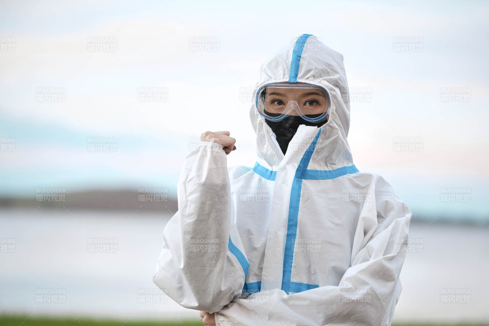穿白色防护服佩戴护目镜口罩的女性防护人员