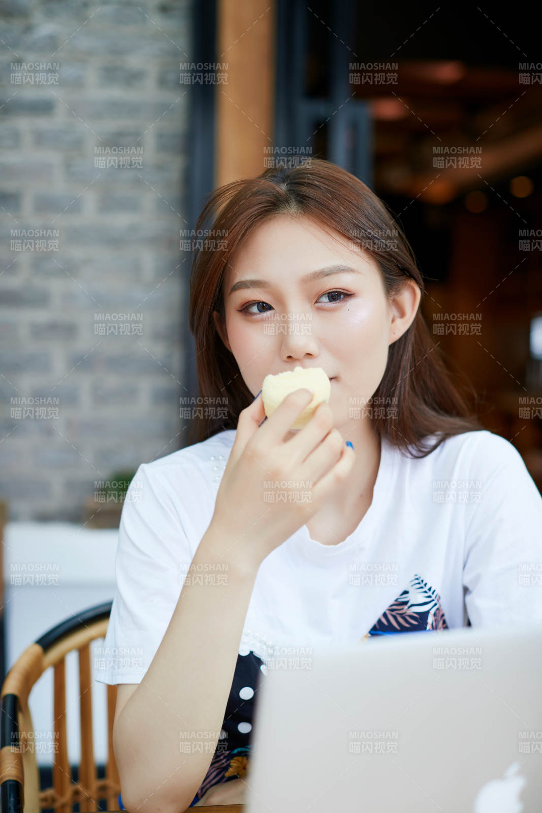 坐在咖啡图书馆吃东西的可爱少女