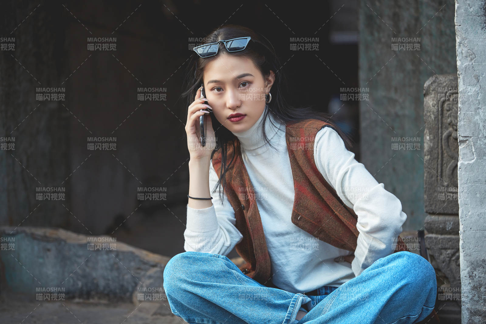 老舊城區里穿著復古港風的美麗清純少女