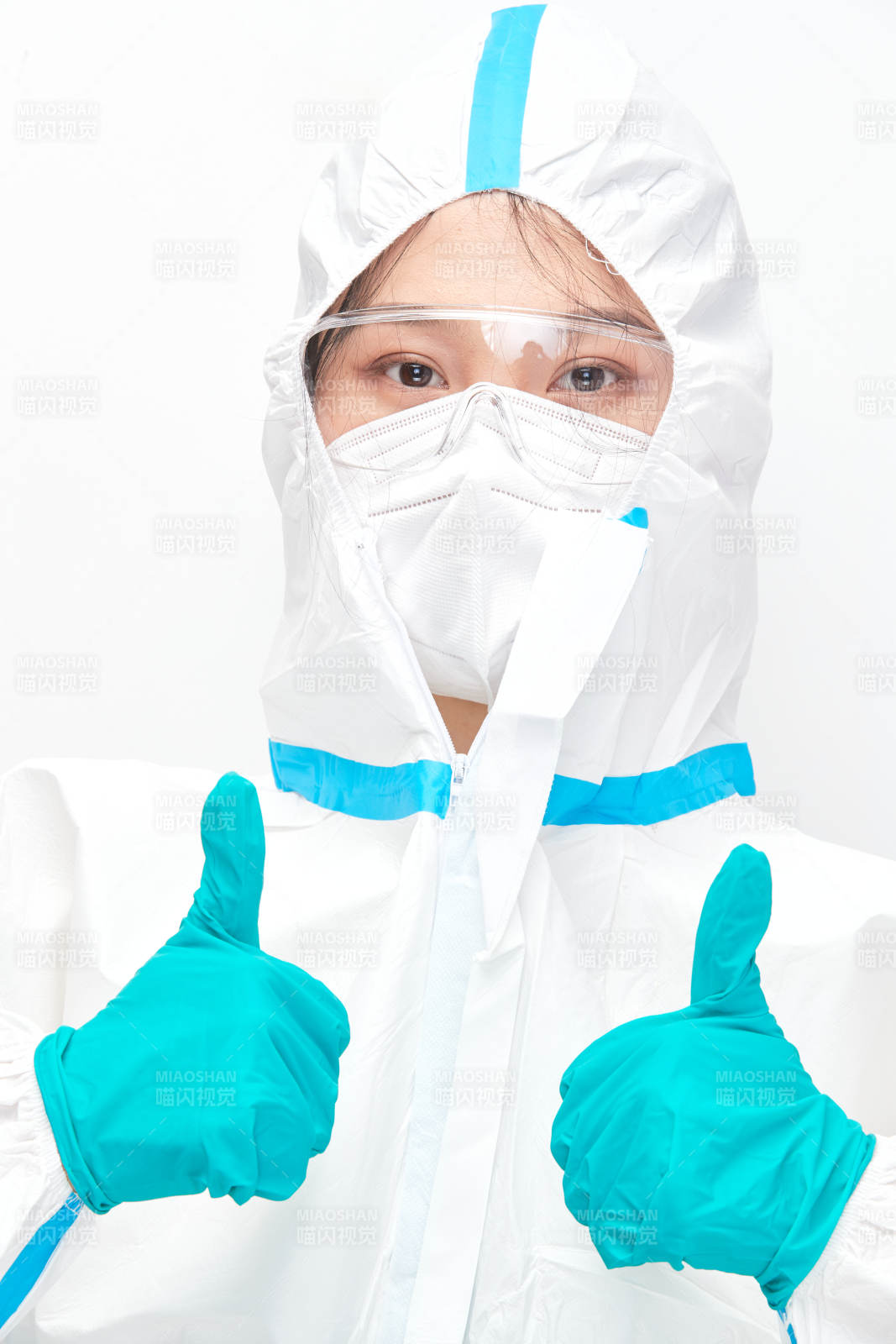穿白色防护服佩戴护目镜口罩的女性医疗人员