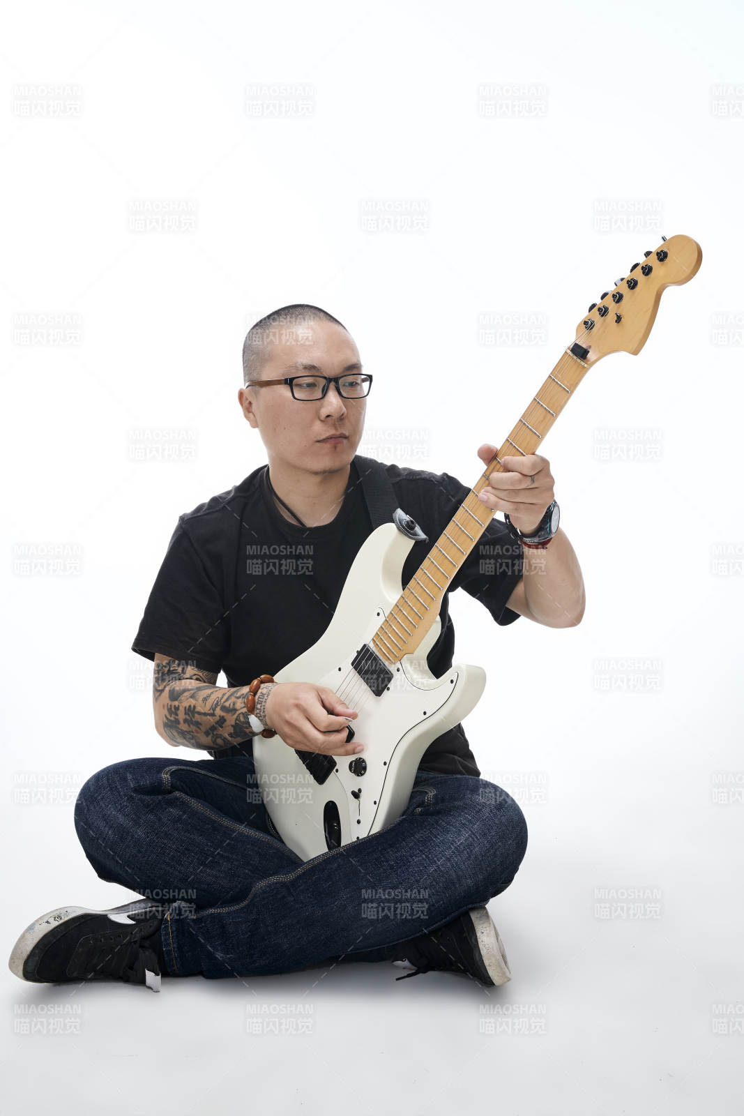 手持電吉他展示演奏的亞洲男性搖滾樂手人像