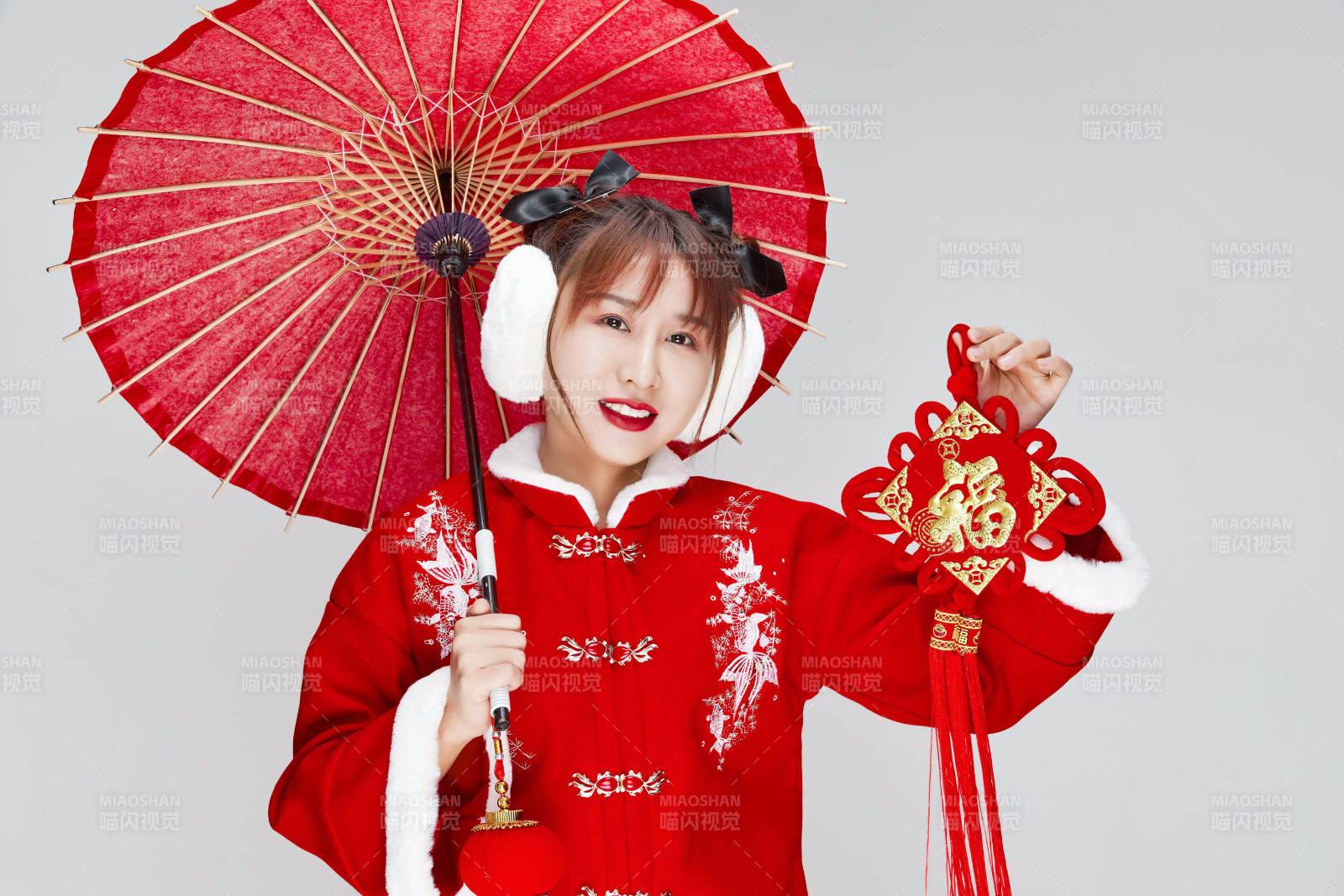 手打油紙傘手提紅燈籠身穿喜慶漢服的可愛少女