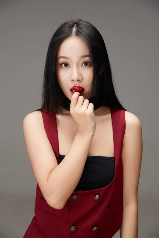 吃水果的亚洲东方长发少女