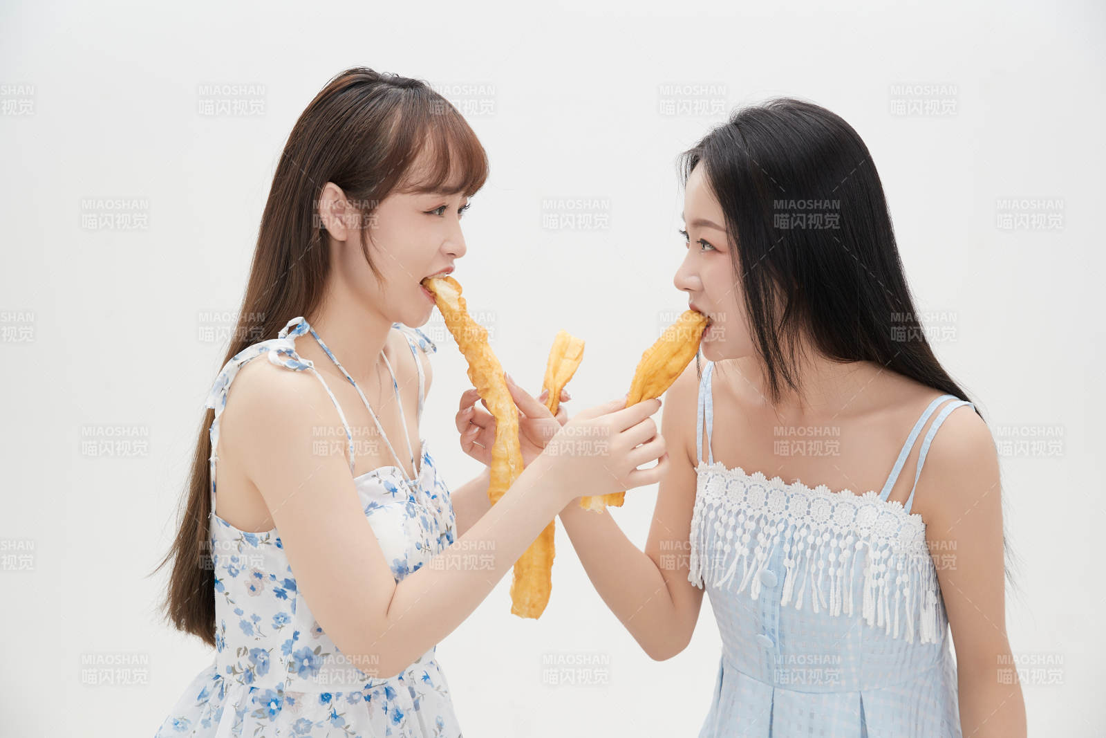 吃油條的亞洲可愛美女閨蜜