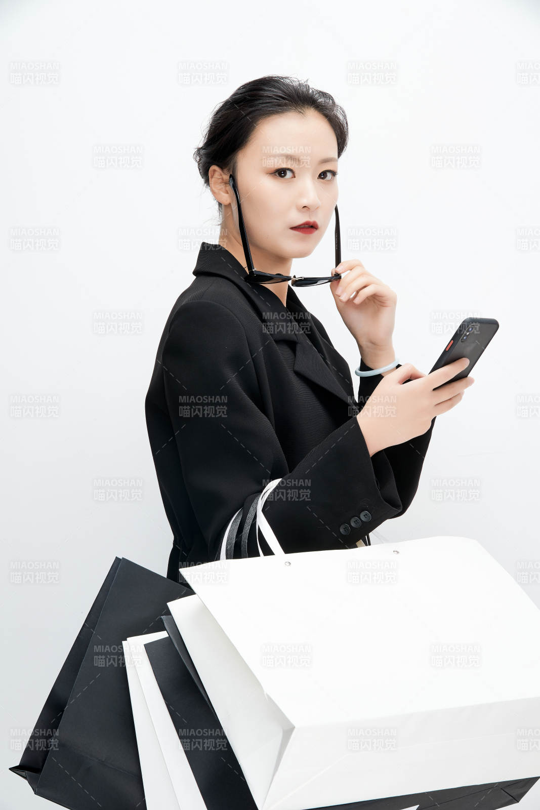 白色背景下手提購物袋時尚美麗的亞洲少女