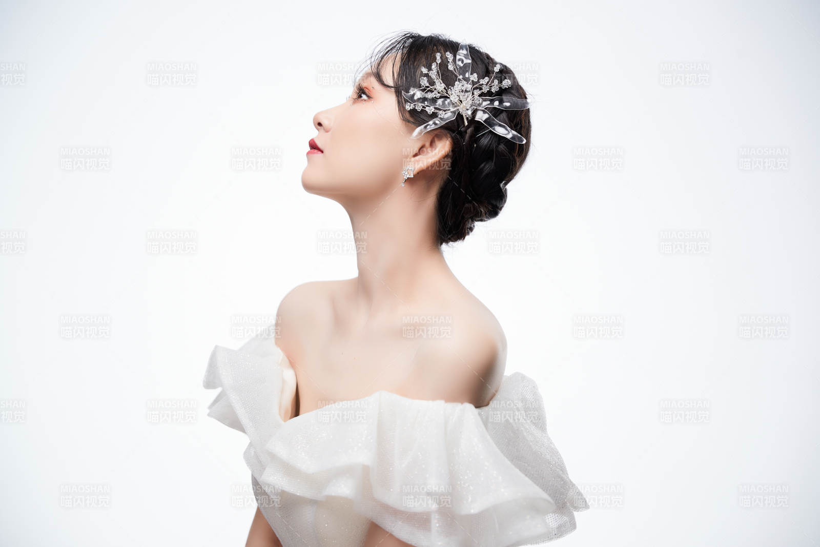 女性婚纱妆面图片