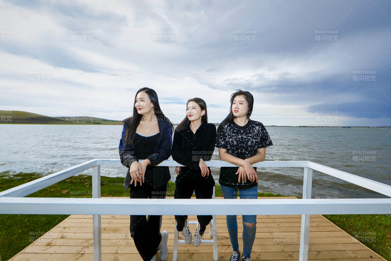 悠闲的站在美丽湖岸码头的亚洲年轻女性人像