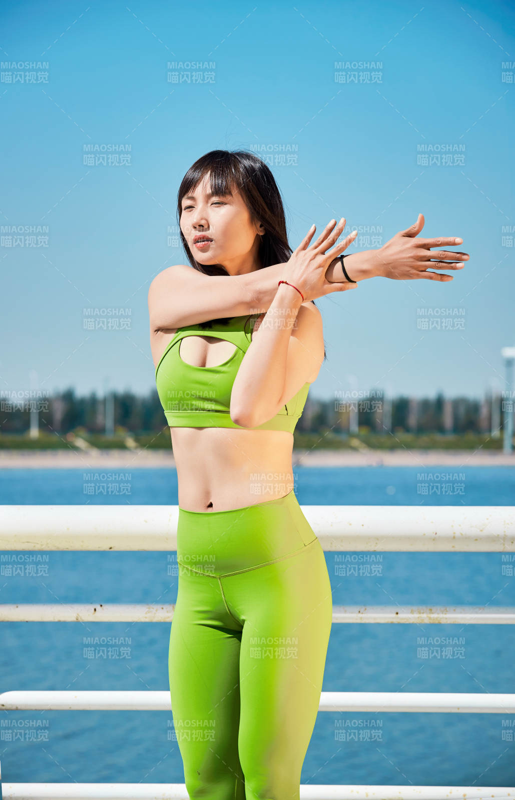 户外河畔公园做拉伸有氧运动的亚洲女性