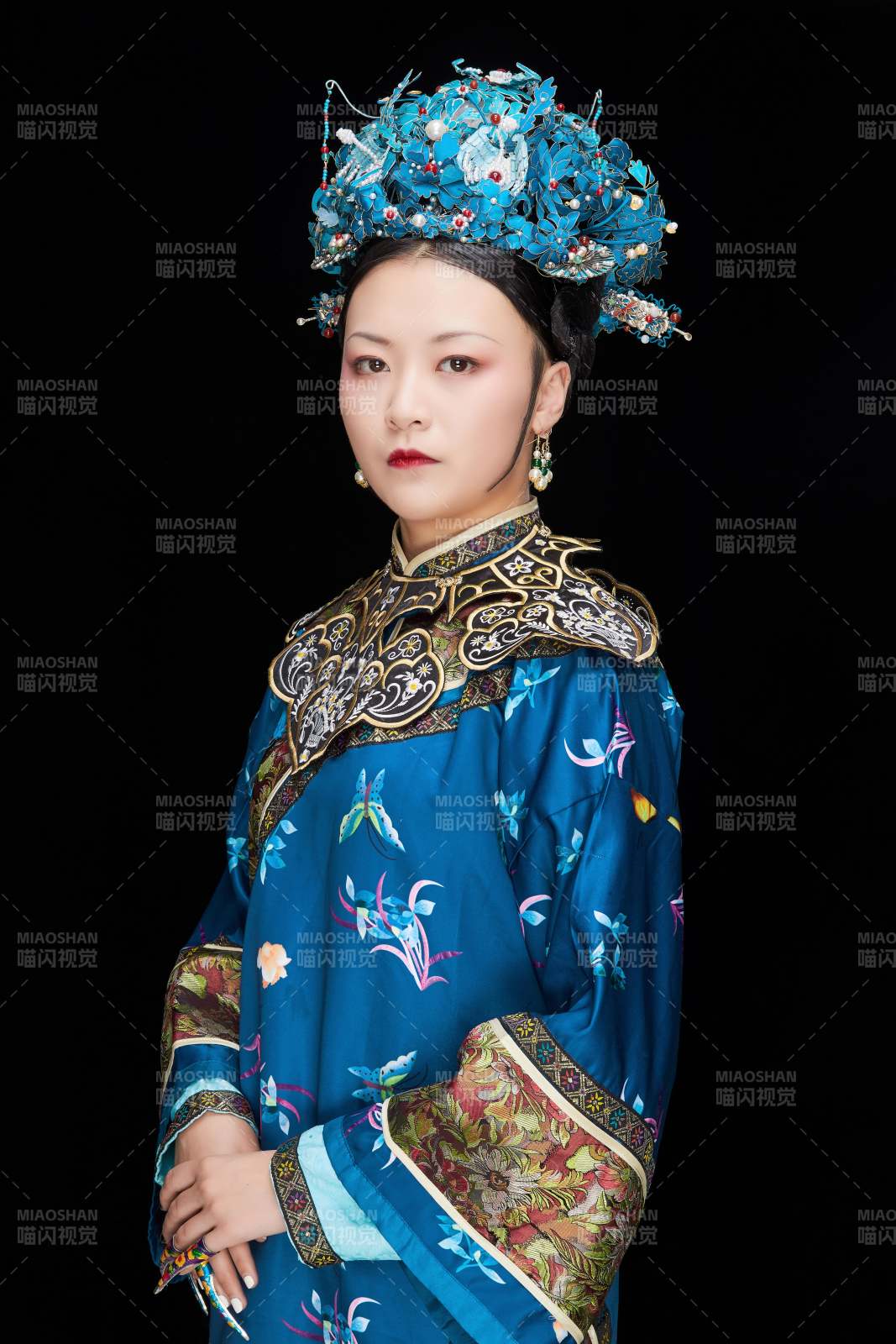 黑色背景下的清代女性古装造型清朝古装