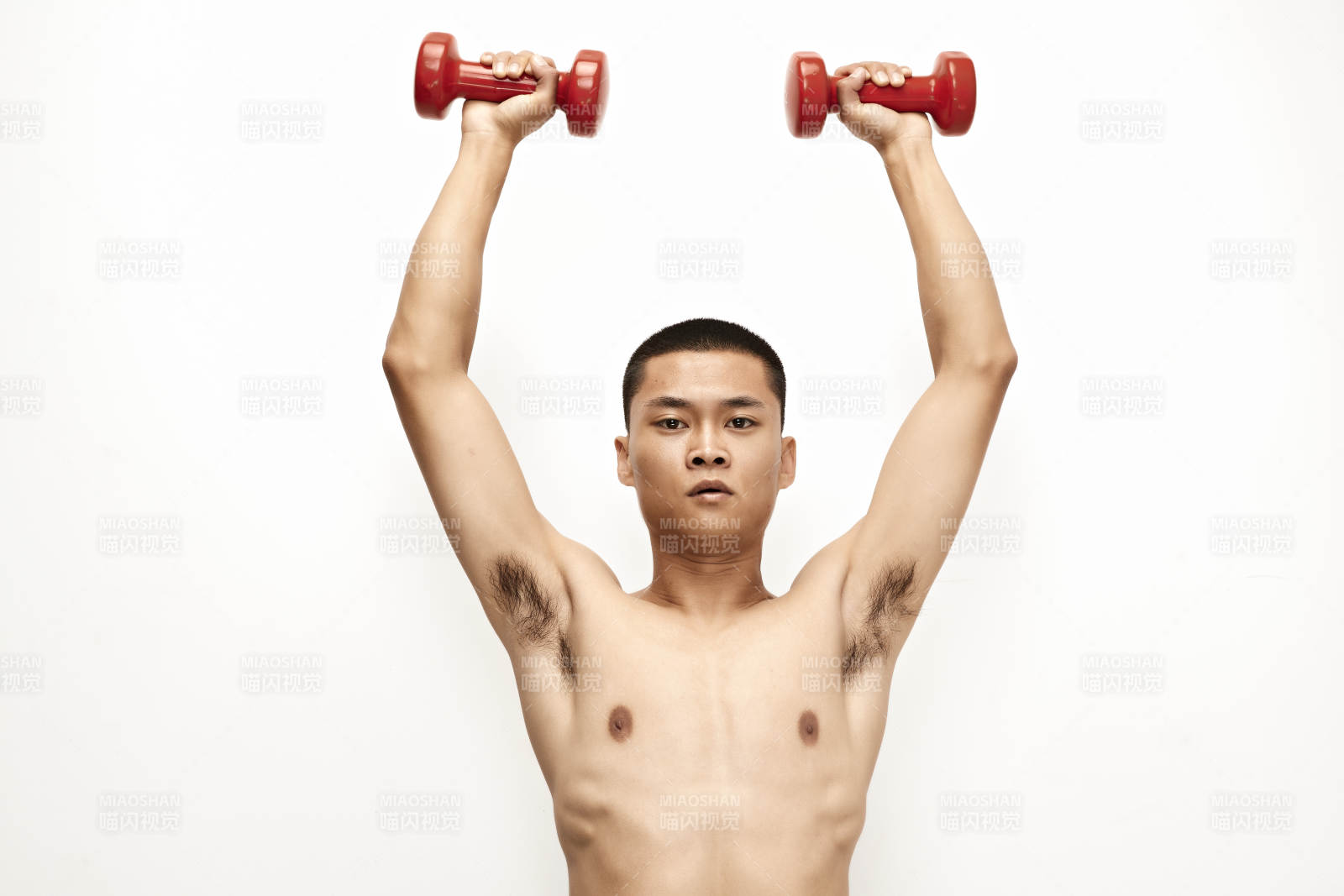 使用哑铃进行健身锻炼的亚洲男性