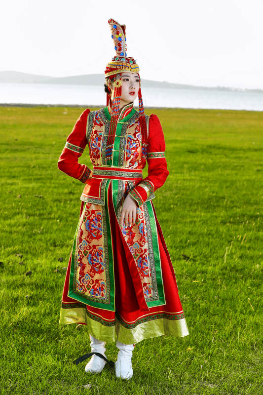 草原上穿着蒙古族传统服饰的亚洲年轻美少女