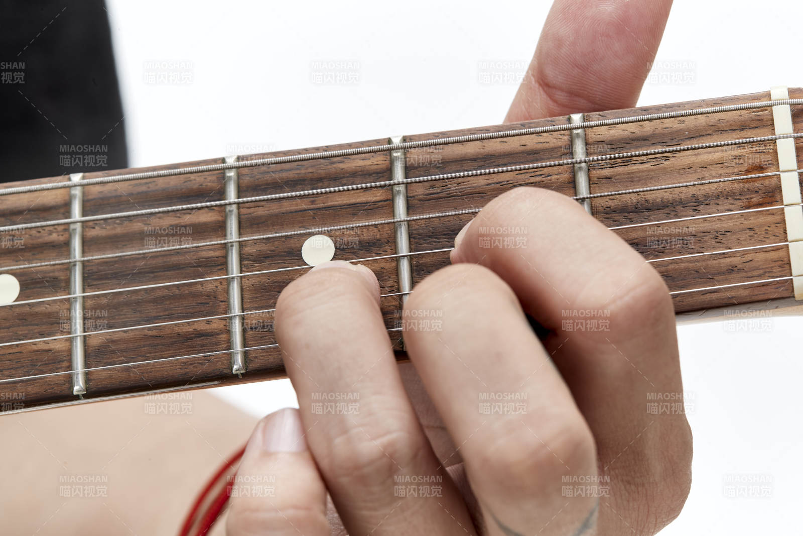 示范演奏搖滾電吉他的亞洲男性樂手人像局部特寫