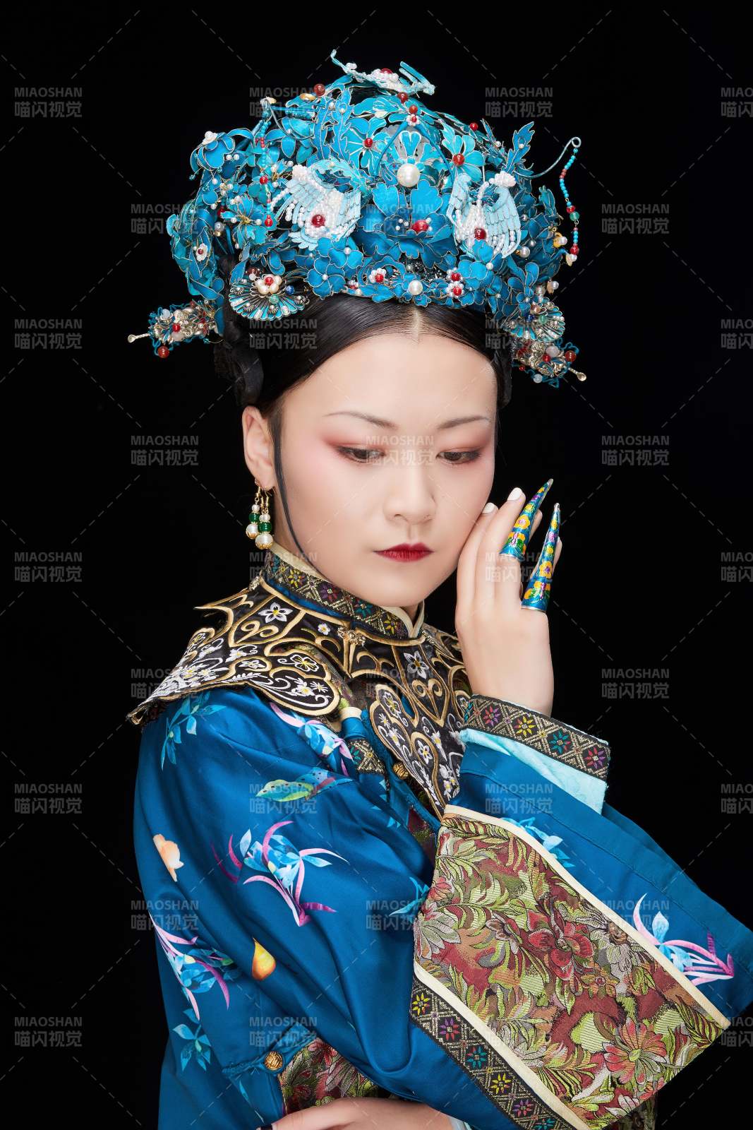 黑色背景下的清代女性古装造型清朝古装