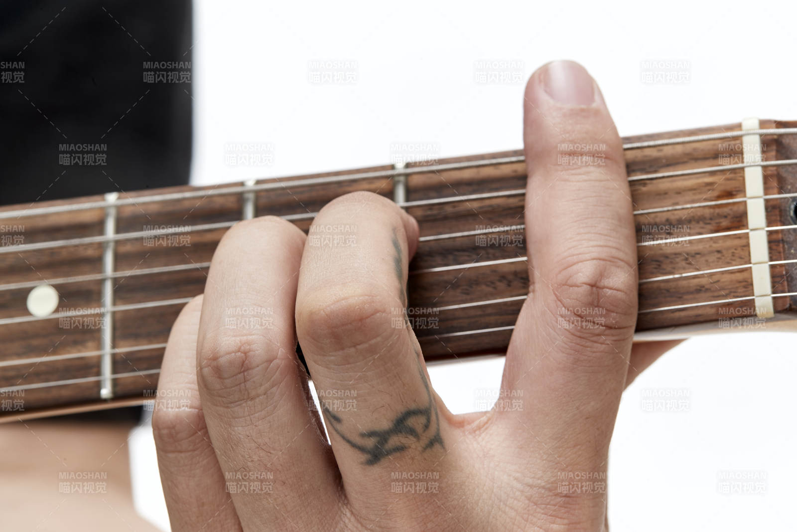 示范演奏搖滾電吉他的亞洲男性樂手人像局部特寫