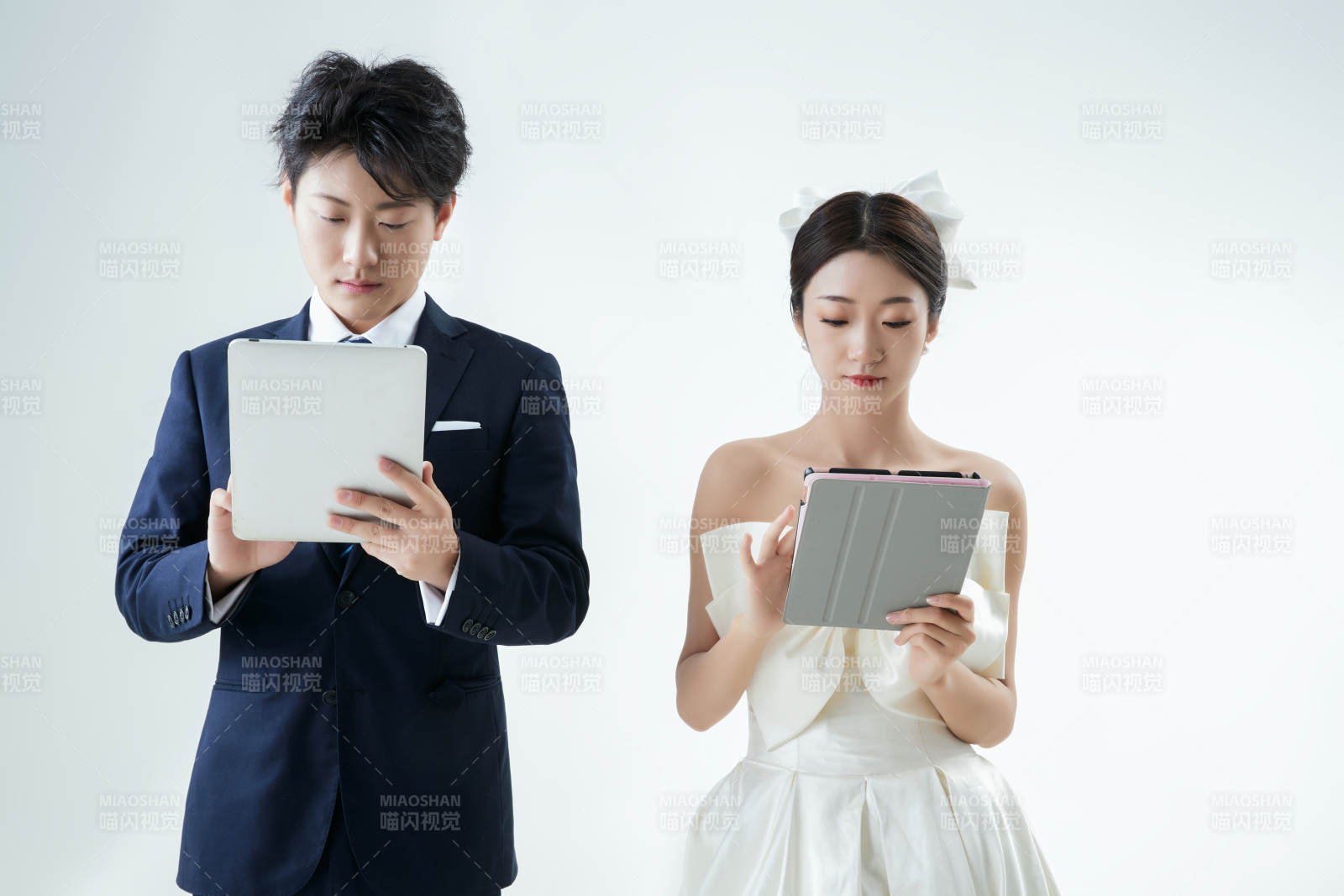 过度使用电子设备而忽略情感的夫妻