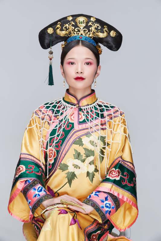 白色背景下的清代女性古装造型清朝古装