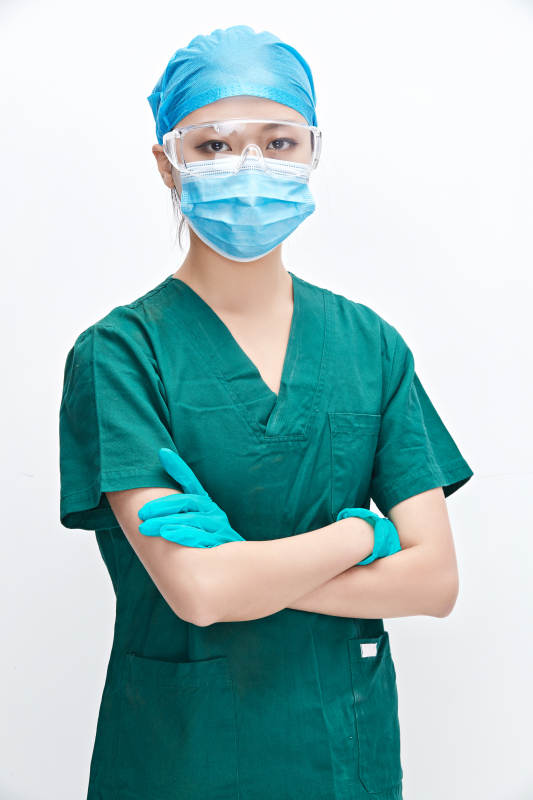 白色背景下的外科手术医疗人员形象