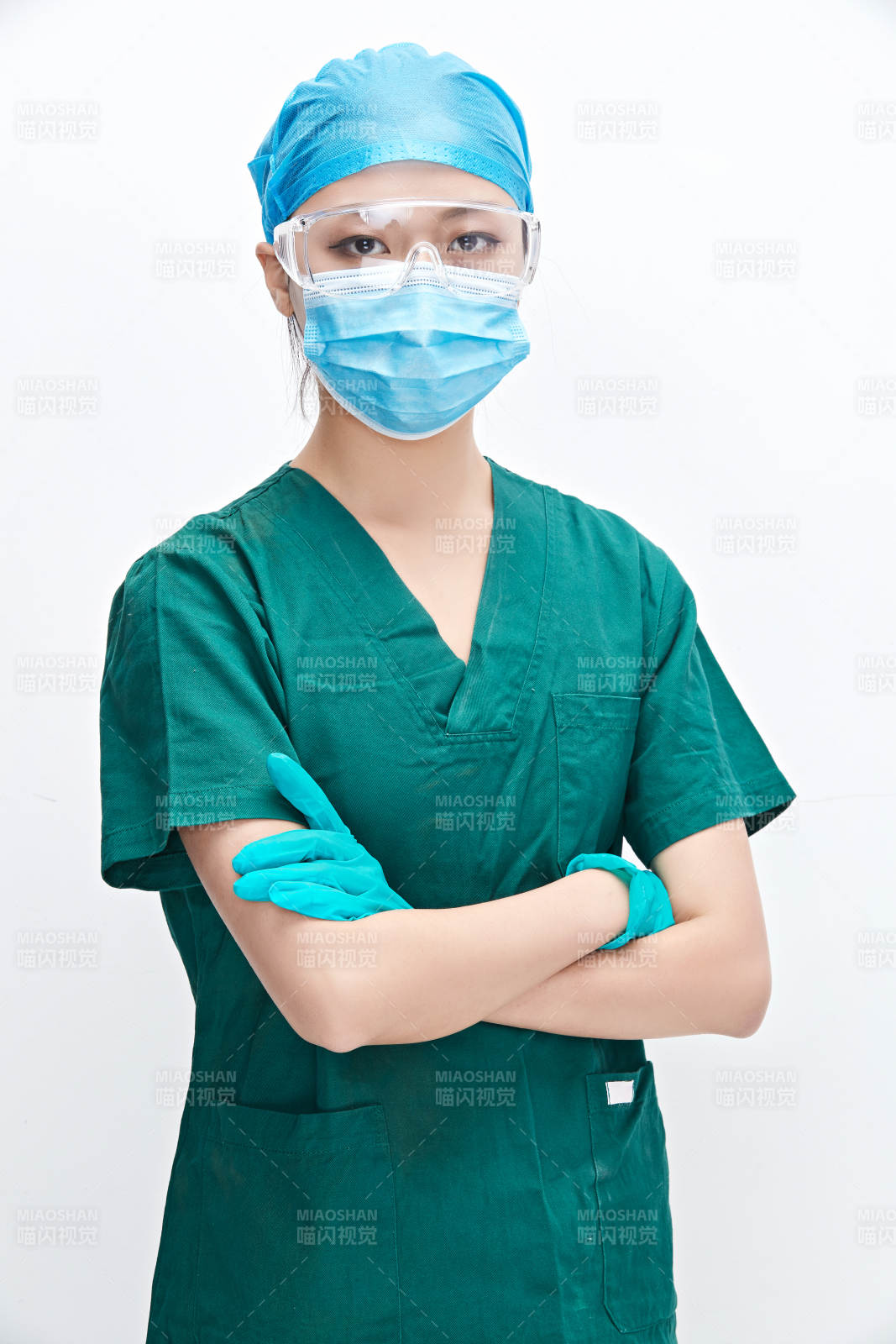 白色背景下的外科手术医疗人员形象