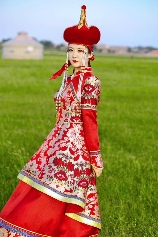 草原上穿着蒙古族传统服饰的亚洲年轻美少女