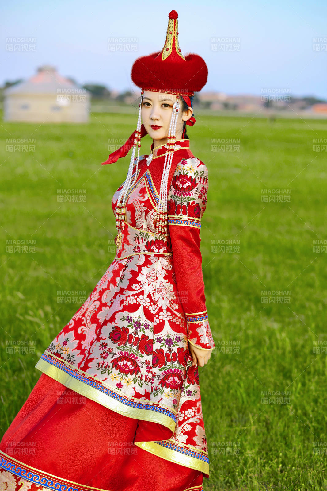 草原上穿着蒙古族传统服饰的亚洲年轻美少女