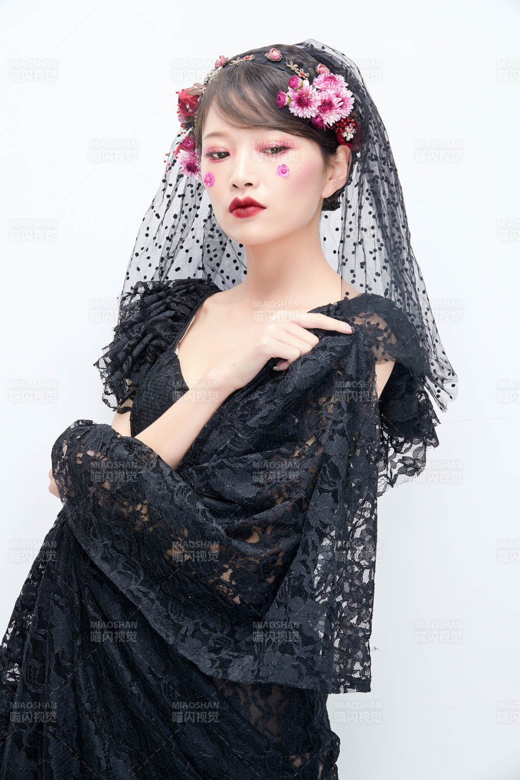 白色背景下的新娘彩妝美女人像