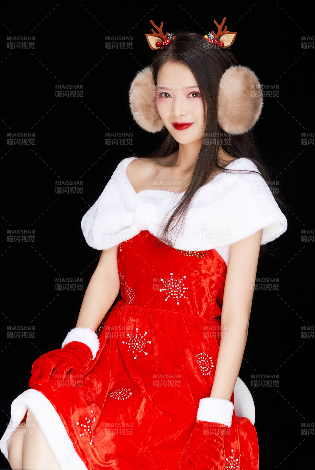 身穿圣誕服飾手提購物袋性感可愛的圣誕女郎