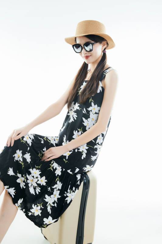 白色背景下准备出发旅行的美丽东方女大学生