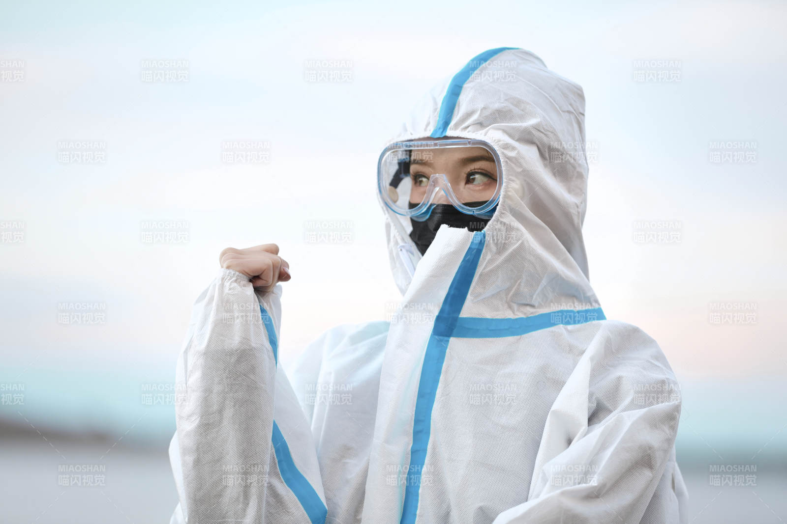 穿白色防护服佩戴护目镜口罩的女性防护人员