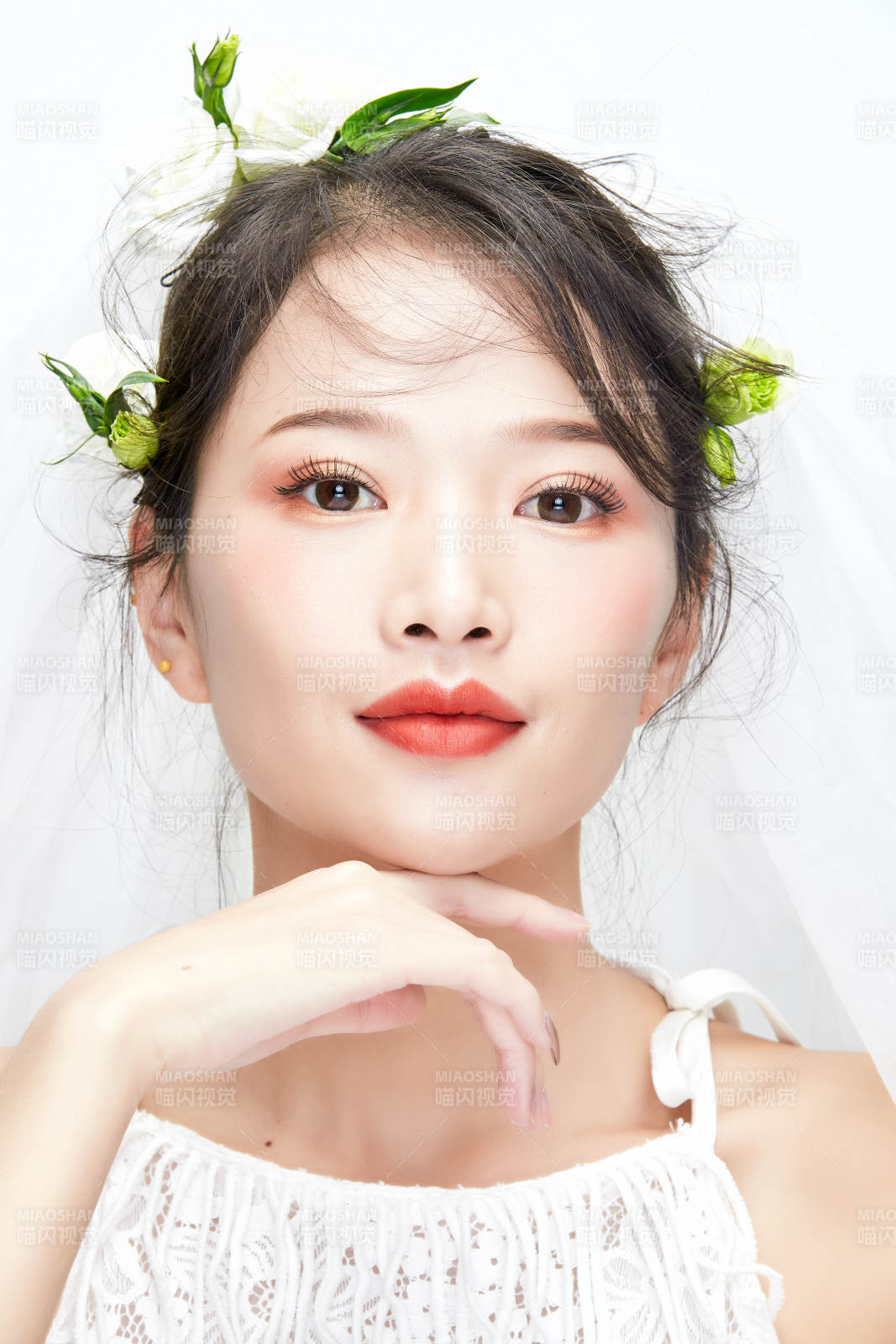 棚拍白色背景下的新娘美妆