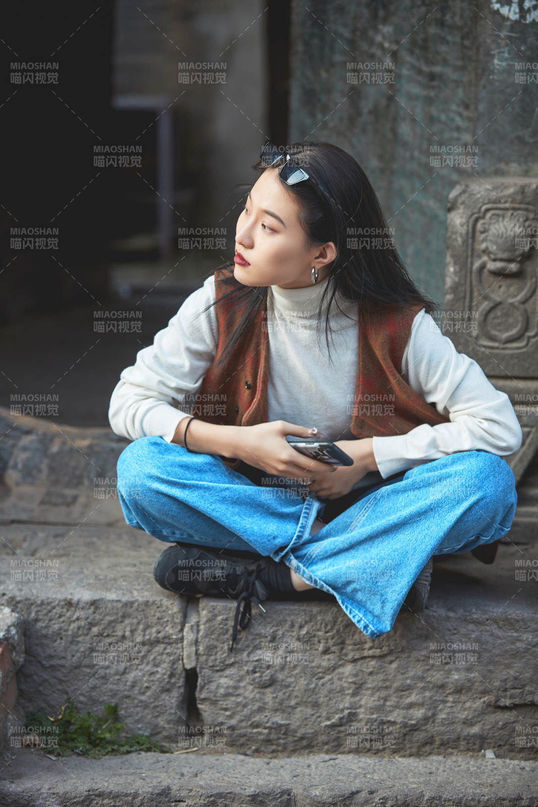 老旧城区里穿着复古港风的美丽清纯少女