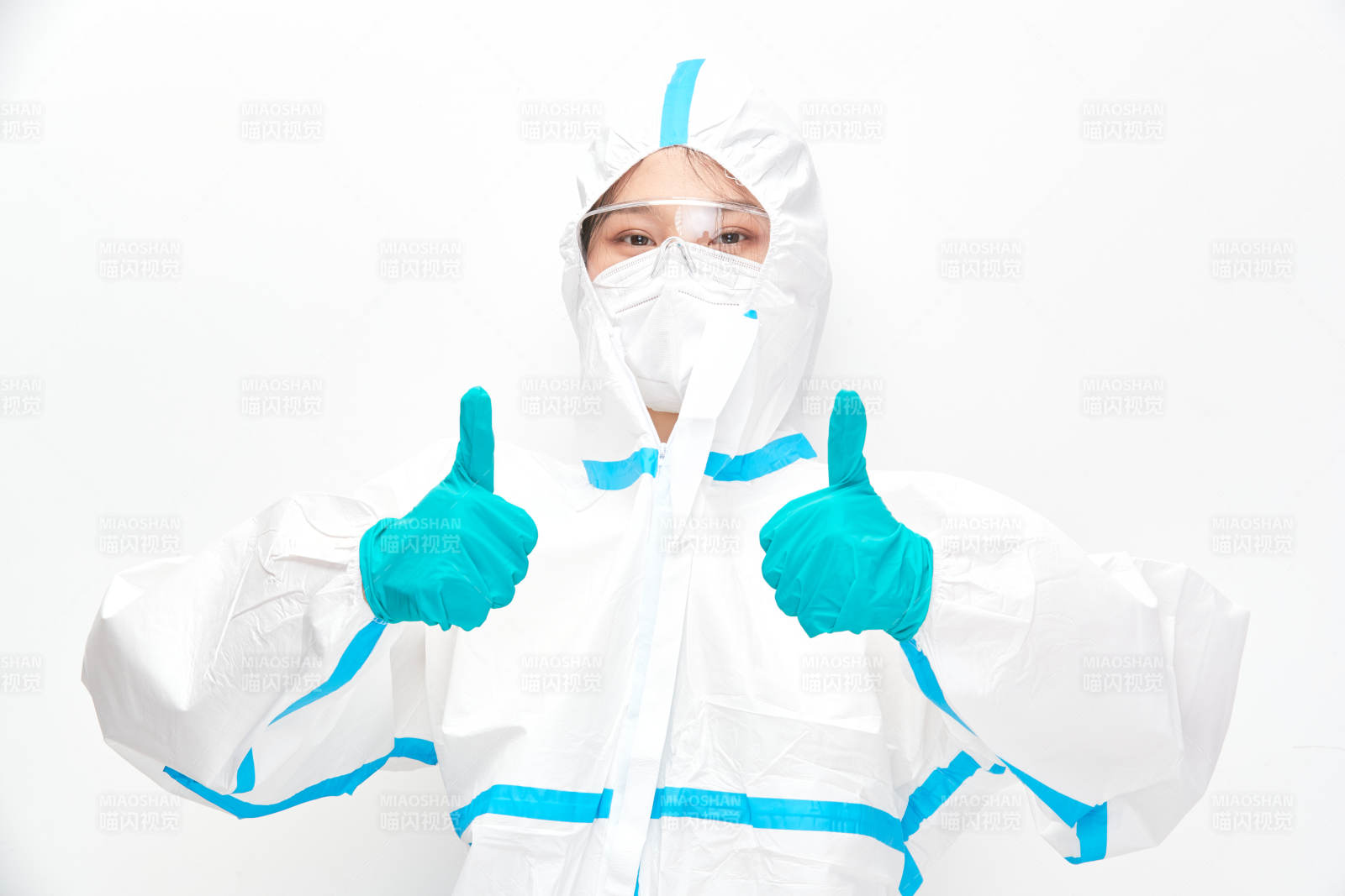 穿白色防护服佩戴护目镜口罩的女性医疗人员
