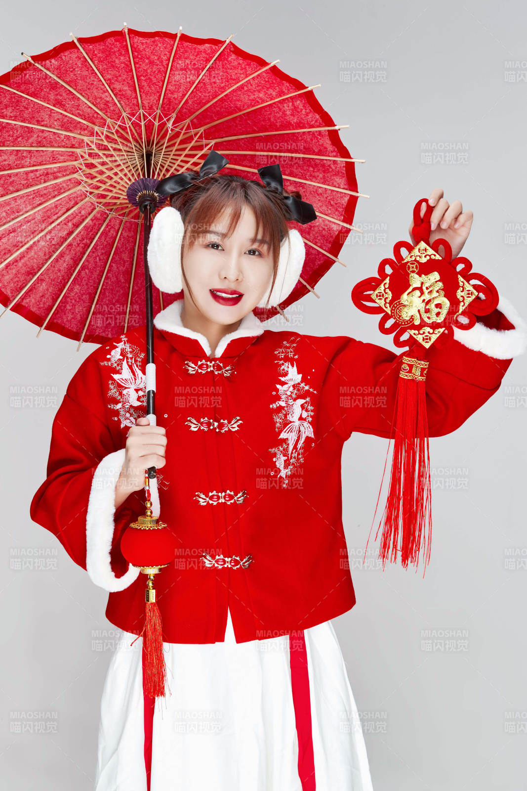 手打油紙傘手提紅燈籠身穿喜慶漢服的可愛(ài)少女