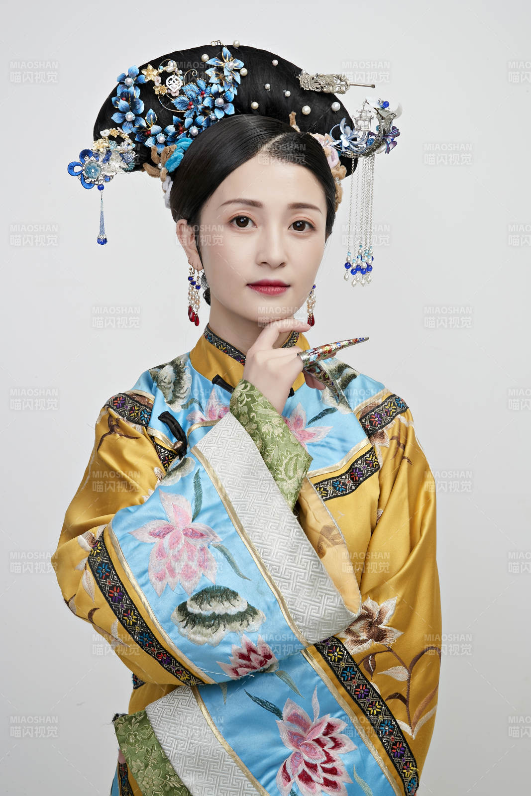 白色背景下的清代女性古裝造型清朝古裝