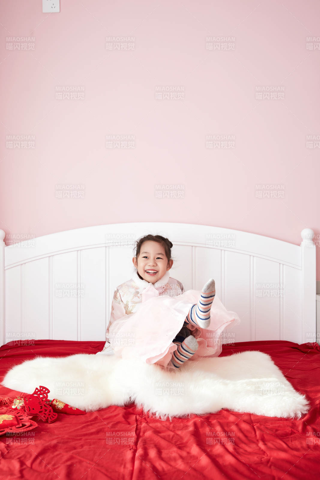 在家玩耍的亞洲小女孩